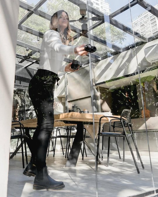 Moradora utilizando o envidraçamento Vista Clear